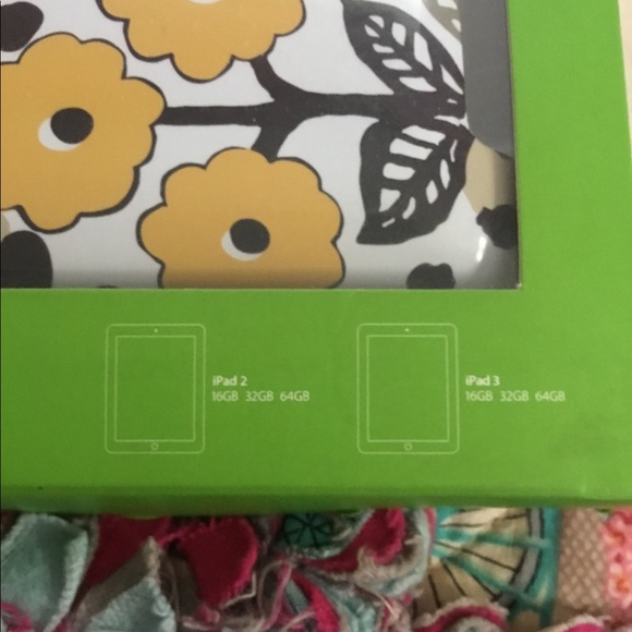 Snap on Vera Bradley iPad case - Picture 3 of 4